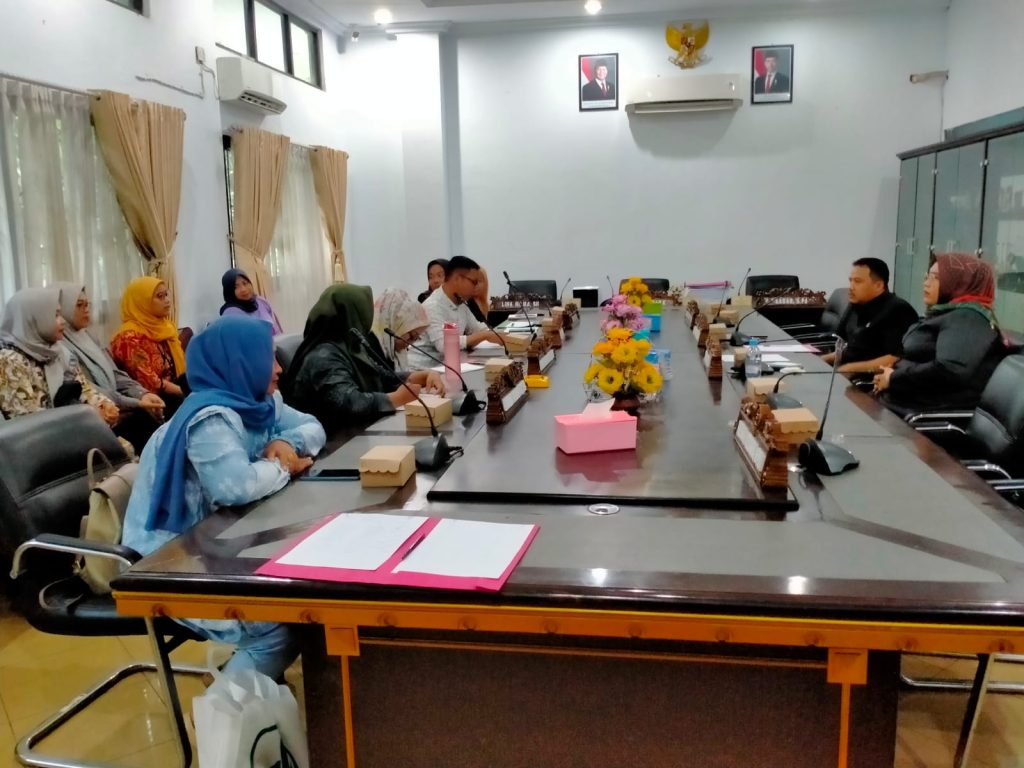 Komisi I DPRD Indramayu bersama Migrant Care perjuangkan layanan MCU gratis untuk calon dan purna pekerja migran, meringankan beban biaya.