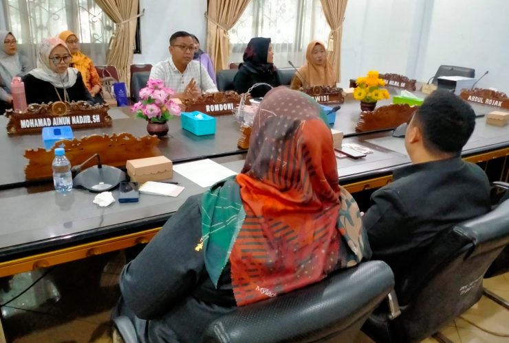 Komisi I DPRD Indramayu bersama Migrant Care perjuangkan layanan MCU gratis untuk calon dan purna pekerja migran, meringankan beban biaya.