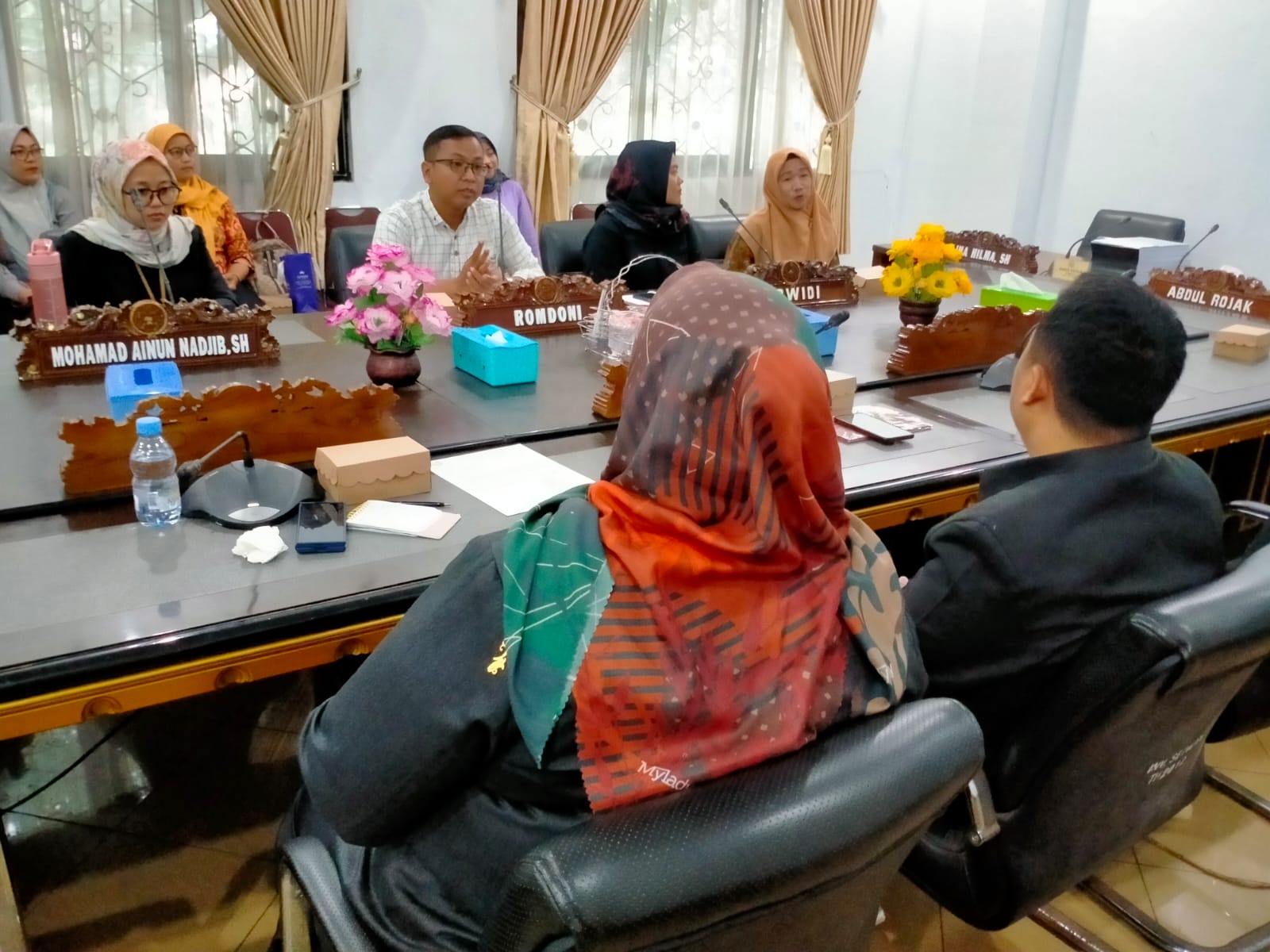 Komisi I DPRD Indramayu bersama Migrant Care perjuangkan layanan MCU gratis untuk calon dan purna pekerja migran, meringankan beban biaya.