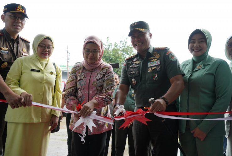 Bupati Indramayu Nina Agustina resmikan Dapur Sehat, program makan bergizi gratis pertama di Ciayumajakuning untuk masyarakat.