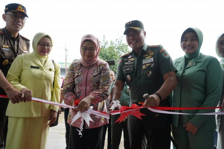 Bupati Indramayu Nina Agustina resmikan Dapur Sehat, program makan bergizi gratis pertama di Ciayumajakuning untuk masyarakat.